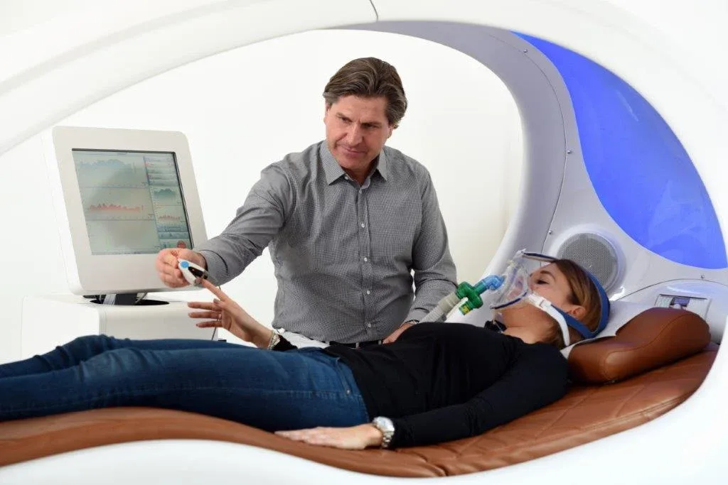 Eine IHHT-Sitzung in der Previum Lounge: Training im Liegen mit Atemmaske